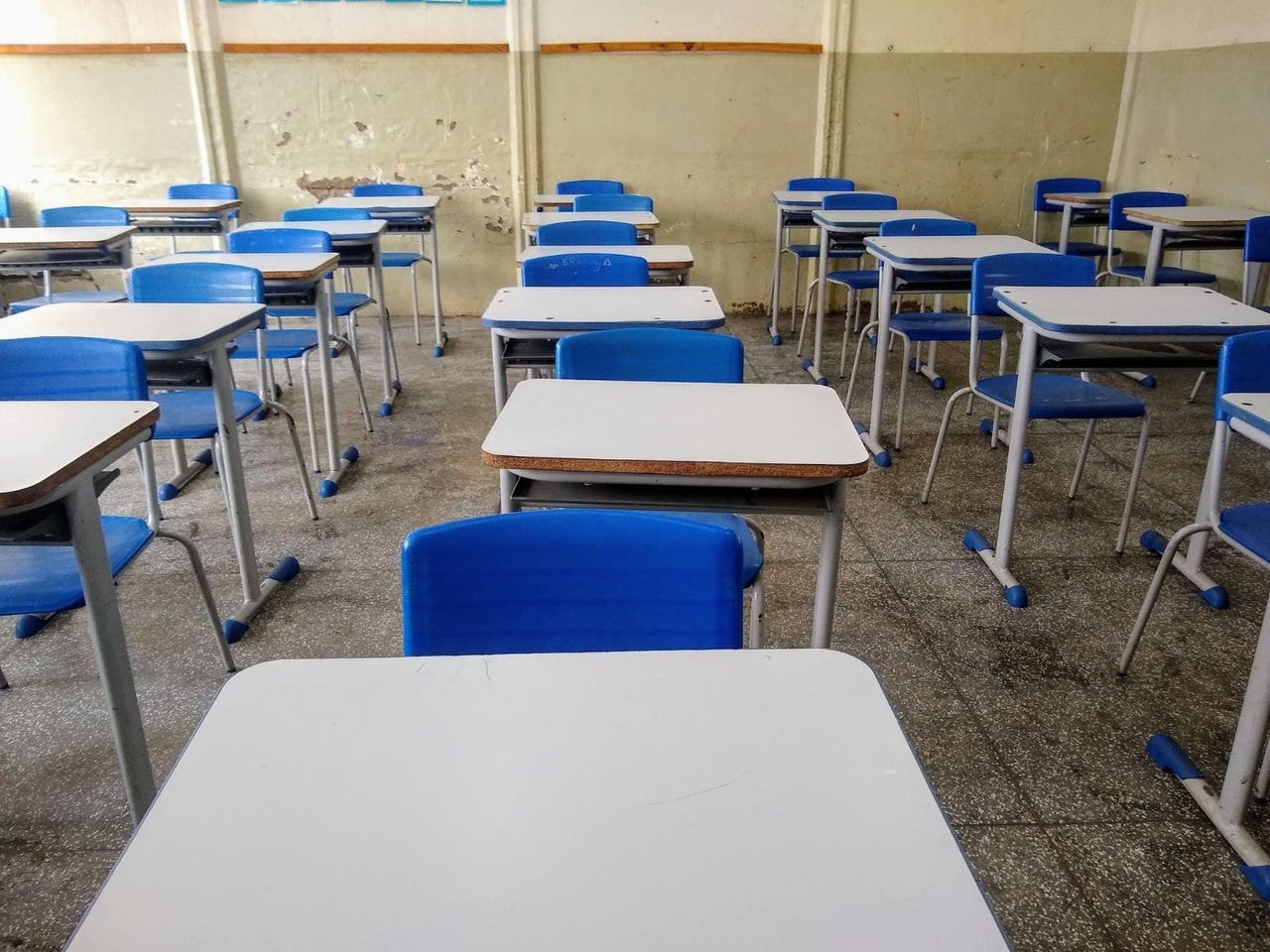 Evasão e abandono escolar são apontados como possíveis causas para a redução no número de estudantes na rede
