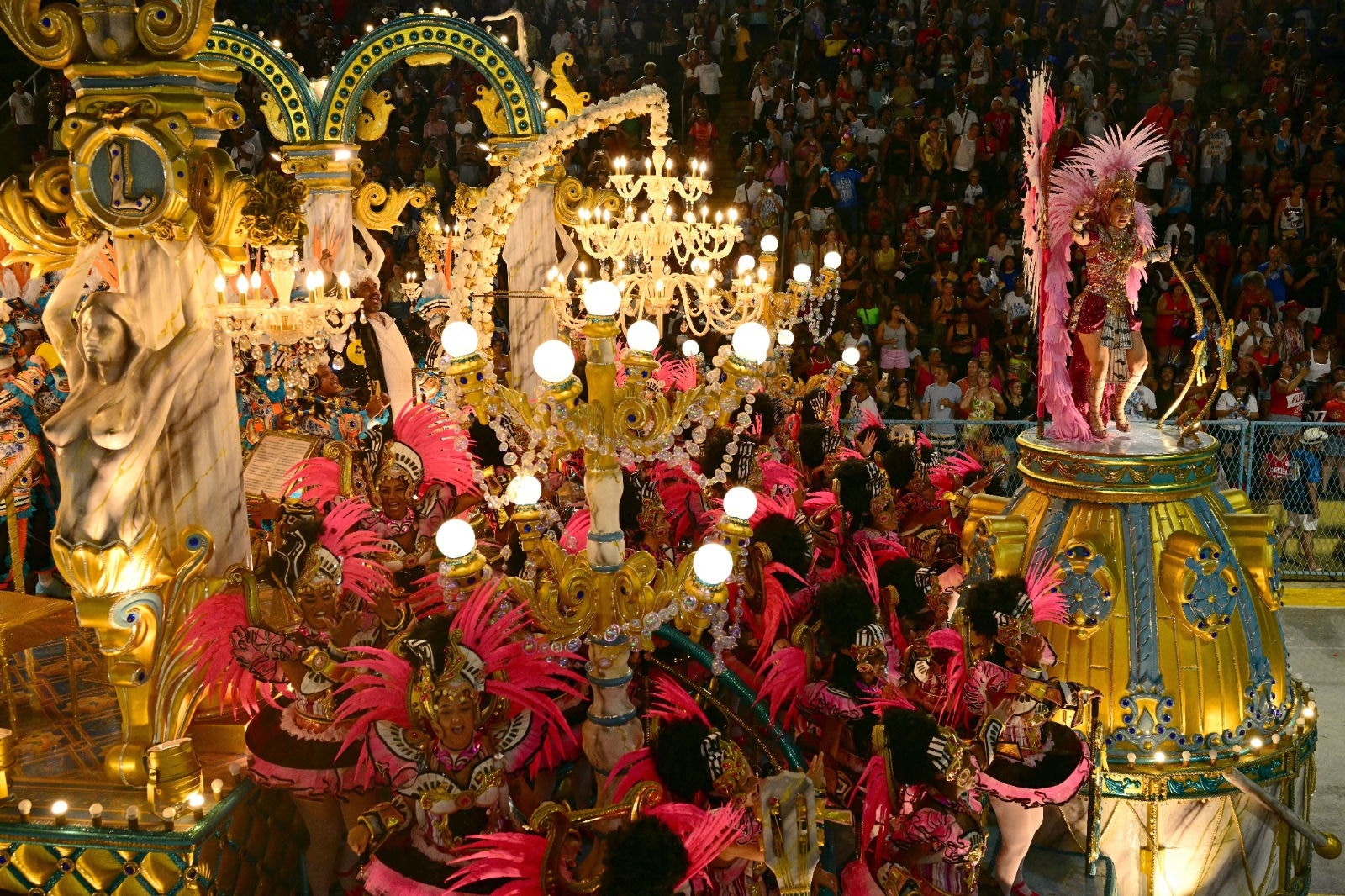 A Beija-Flor foi a segunda escola a desfilar e apresentou ao público o enredo Laíla de Todos os Santos, Laíla de Todos os Sambas