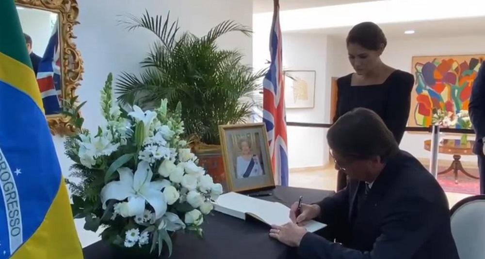 Presidente Jair Bolsonaro (PL) e primeira-dama Michelle Bolsonaro assinam o livro de condolências pela morte da rainha Elizabeth