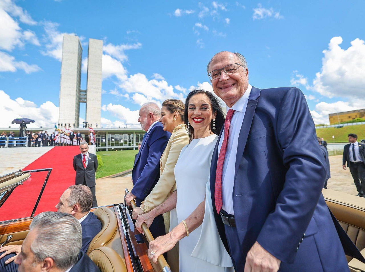 Lula, Janja, Alckmin e Lu Alckmin desfilam em carro aberto na Esplanada dos Ministérios durante cerimônia de posse da Presidência República