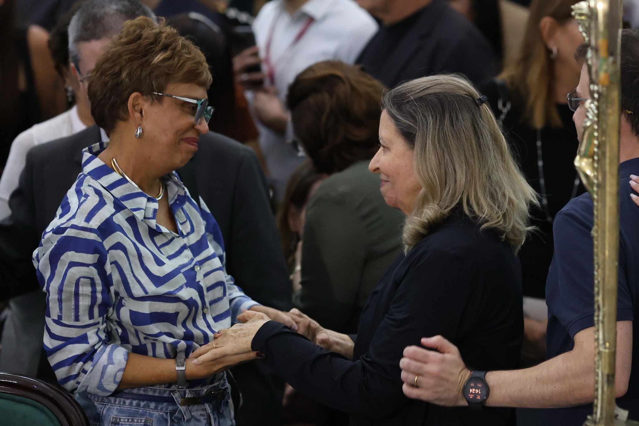 Marília Campos, prefeita de Contagem, com esposa de Fuad Noman, Mônica, durante o velório do chefe do Executivo de Belo Horizonte