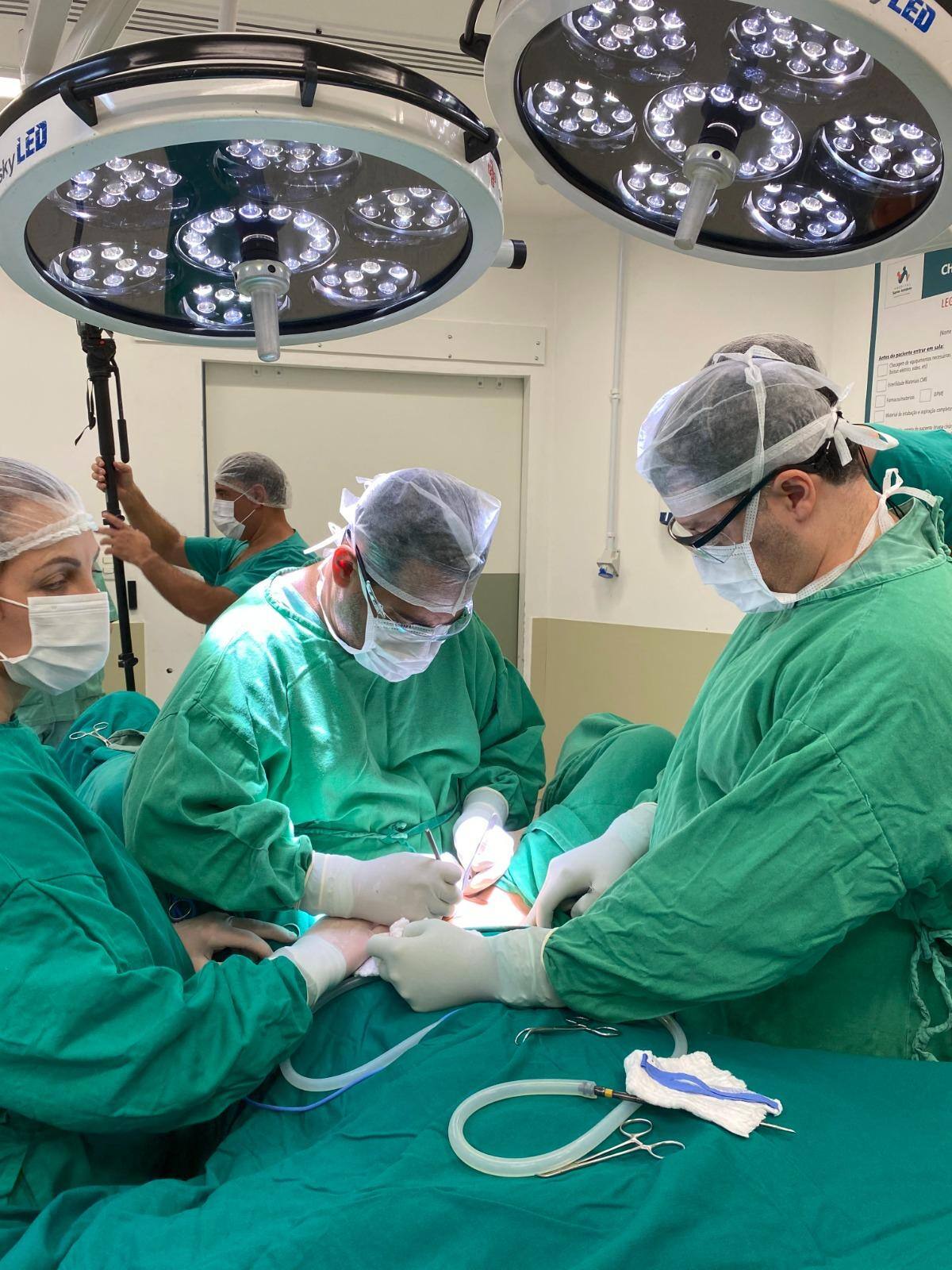 Imagem mostra médicos em cirurgia