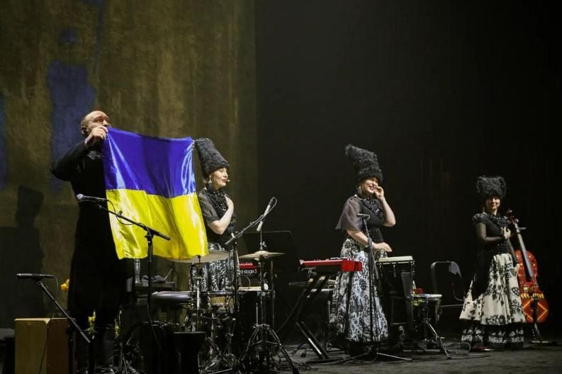 A banda ucraniana DakhaBrakha com a bandeira do país no fim de um show