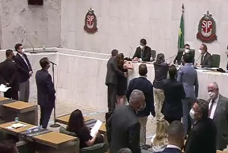 Deputado Fernando Cury assedia Isa Penna na Alesp