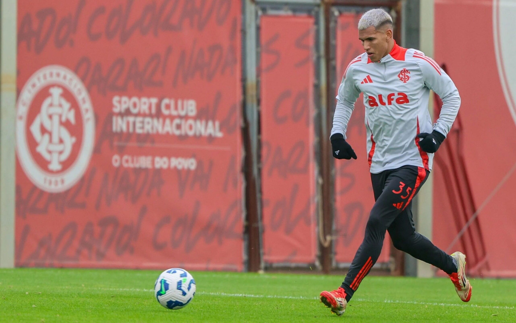 Aguirre tem sido poupado após pancada sofrida na quinta (3) (Foto: Ricardo Duarte/SC Internacional)