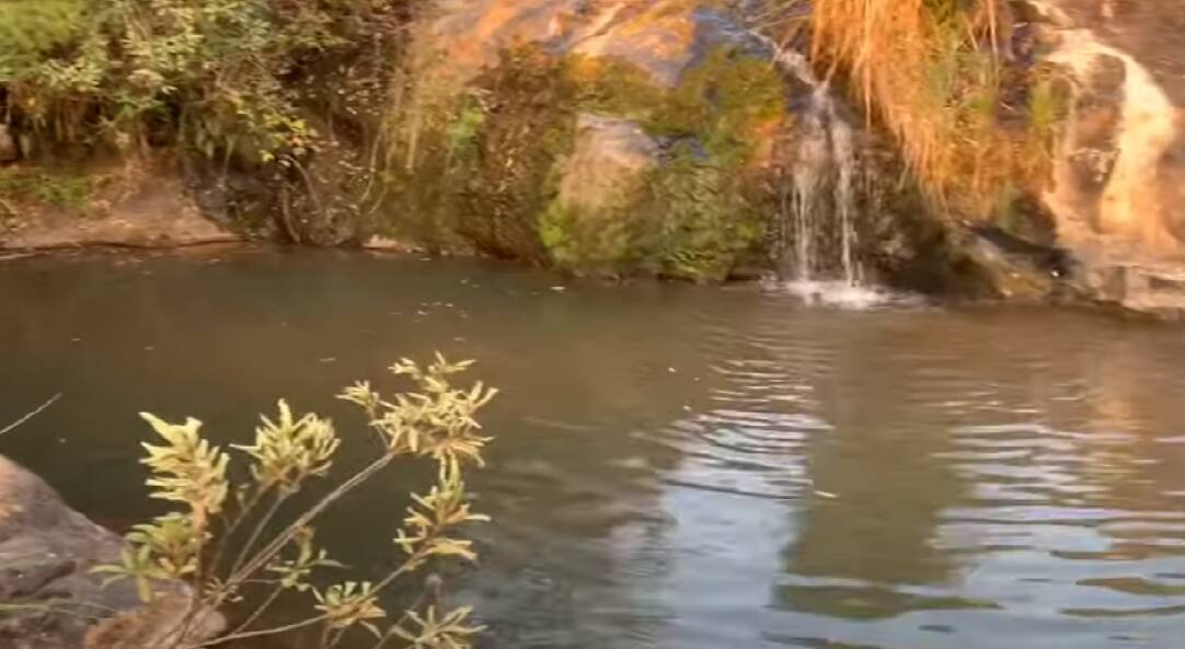 Pequena cachoeira onde corpos foram encontrados tem entre 2 metros e 3 metros de profundidade e fica na estrada secundária Cachoeirinha