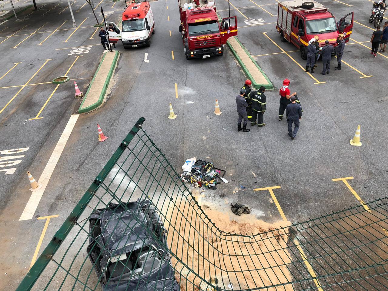 Acidente Condutor perde e controle, invade o Expominas e capota em seguida