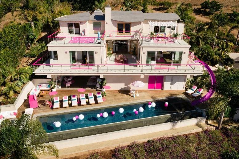 A Casa da Barbie é uma réplica em tamanho real da Barbie Malibu Dreamhouse, que está disponível na plataforma de aluguel de casas Airbnb por R$ 250 a noite.