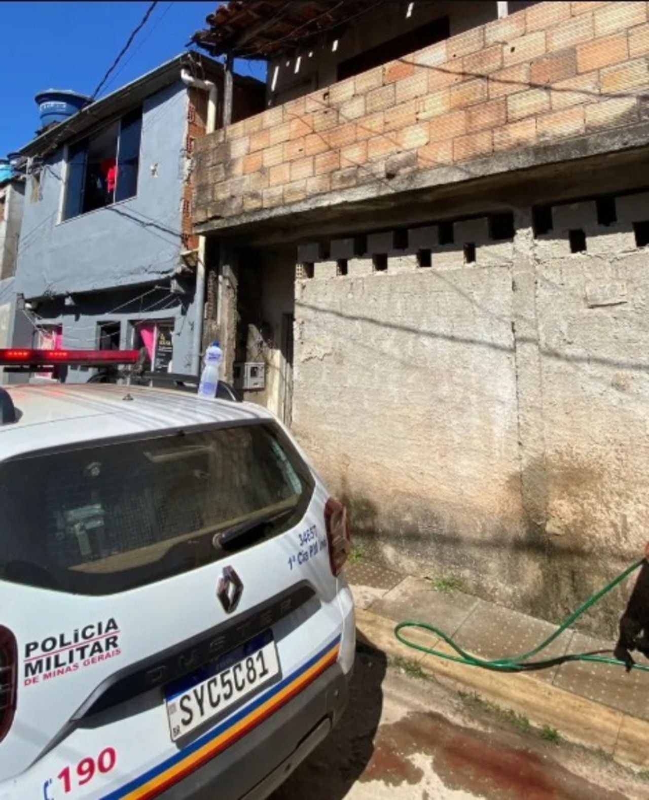 A mulher se recusava a deixar a casa, e foi necessário arrombar portas e janelas para realizar o resgate