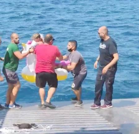 Menina em boia de unicórnio é resgatada a 800 metros da costa
