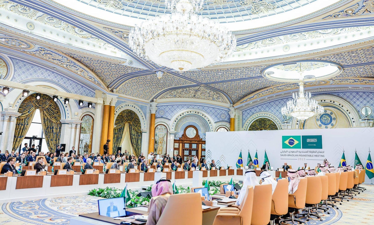 O presidente Lula, durante a sessão de encerramento da Mesa Redonda Brasil-Arábia Saudita, no Hotel Ritz-Carlton, em Riade, na Arábia Saudita