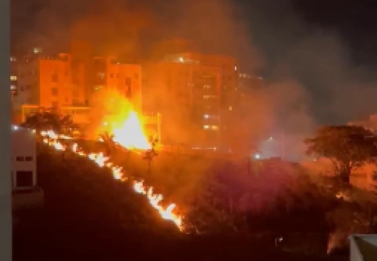 O Corpo de Bombeiros foi chamado para controlar o incêndio pouco depois das 18h deste domingo (6/7)