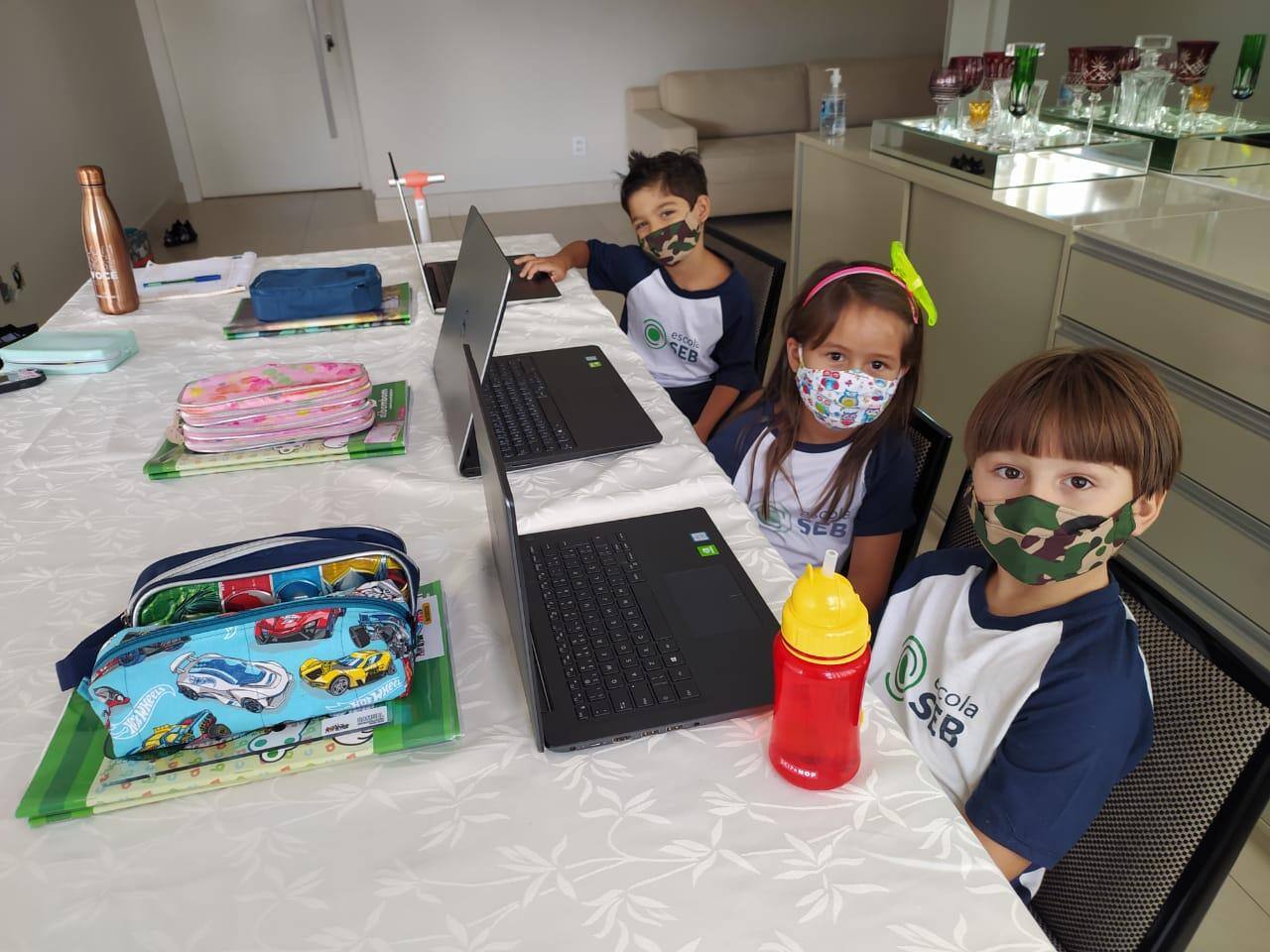 Leonardo (esquerda), Alice e Samuel têm acompanhamento da professora Cláudia durante as aulas online