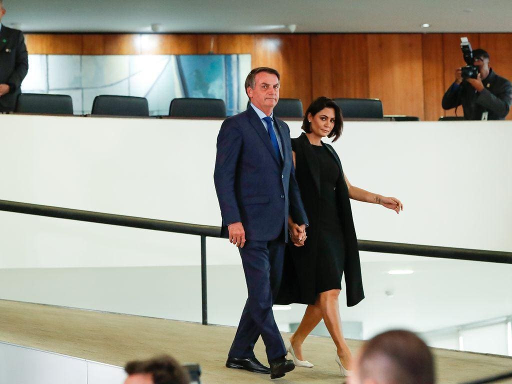 Ex-presidente Jair Bolsonaro com a ex-primeira-dama Michelle Bolsonaro em cerimônia no Palácio do Planalto