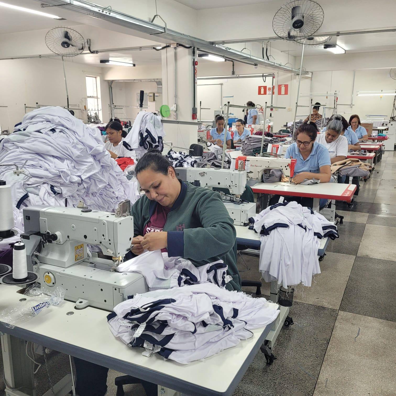 Fábrica de cunho social confecciona uniformes para a rede escolar de Itabira
