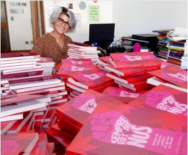 Manuela D'Ávila lança livro sobre a violência de gênero na política
