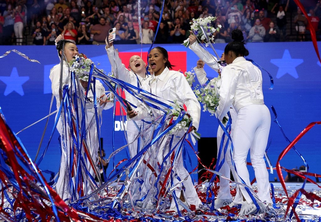 Leanne Wong, Joscelyn Roberson, Jade Carey, Jordan Chiles e Simone Biles comemoram convocação para os Jogos Olímpicos de Paris-2024