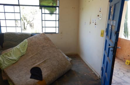 Centenas de marcas de tiro podem ser vistas nos dois sítios onde estavam os suspeitos em Varginha