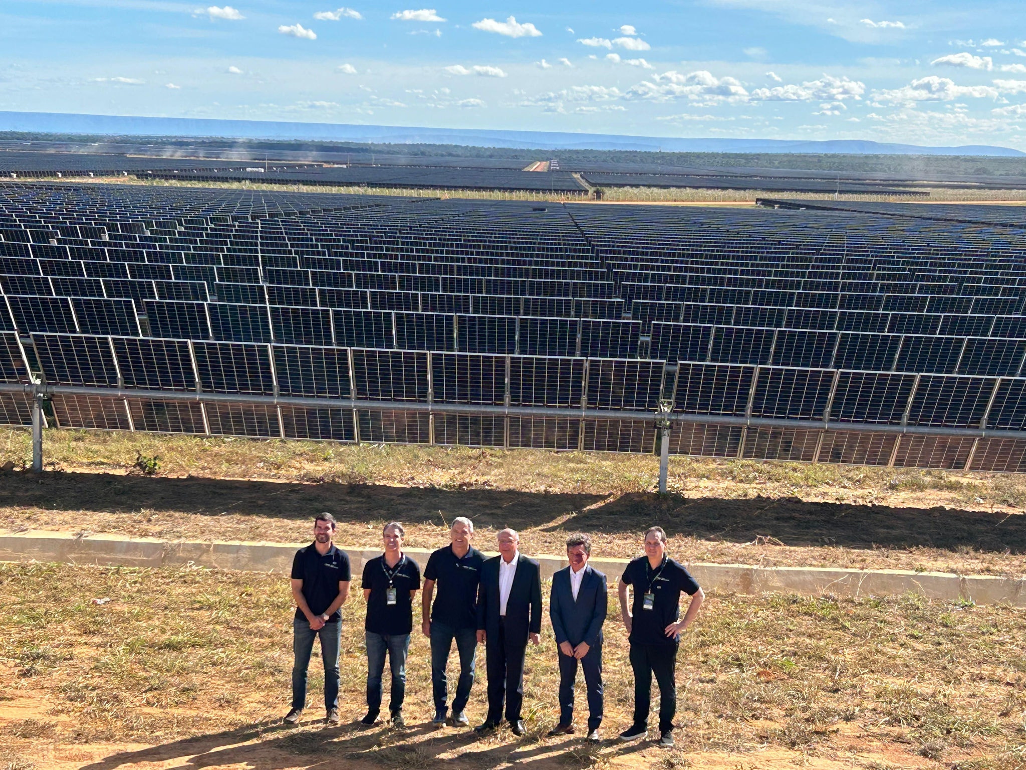 Na inauguração do Parque Solar de Arinos, Gustavo Pires, sócio e diretor-executivo da XP; Edgard Corrochano, managing partner da Newave Capital e CEO da Newave Energia; Guilherme Gerdau Johannpeter vice-presidente do Conselho de Administração da Gerdau; Geraldo Alckmin,  Reginaldo Lopes, Deputado Federal e Pedro Torres, Diretor de Comunicação e Relações Institucionais da Gerdau.
