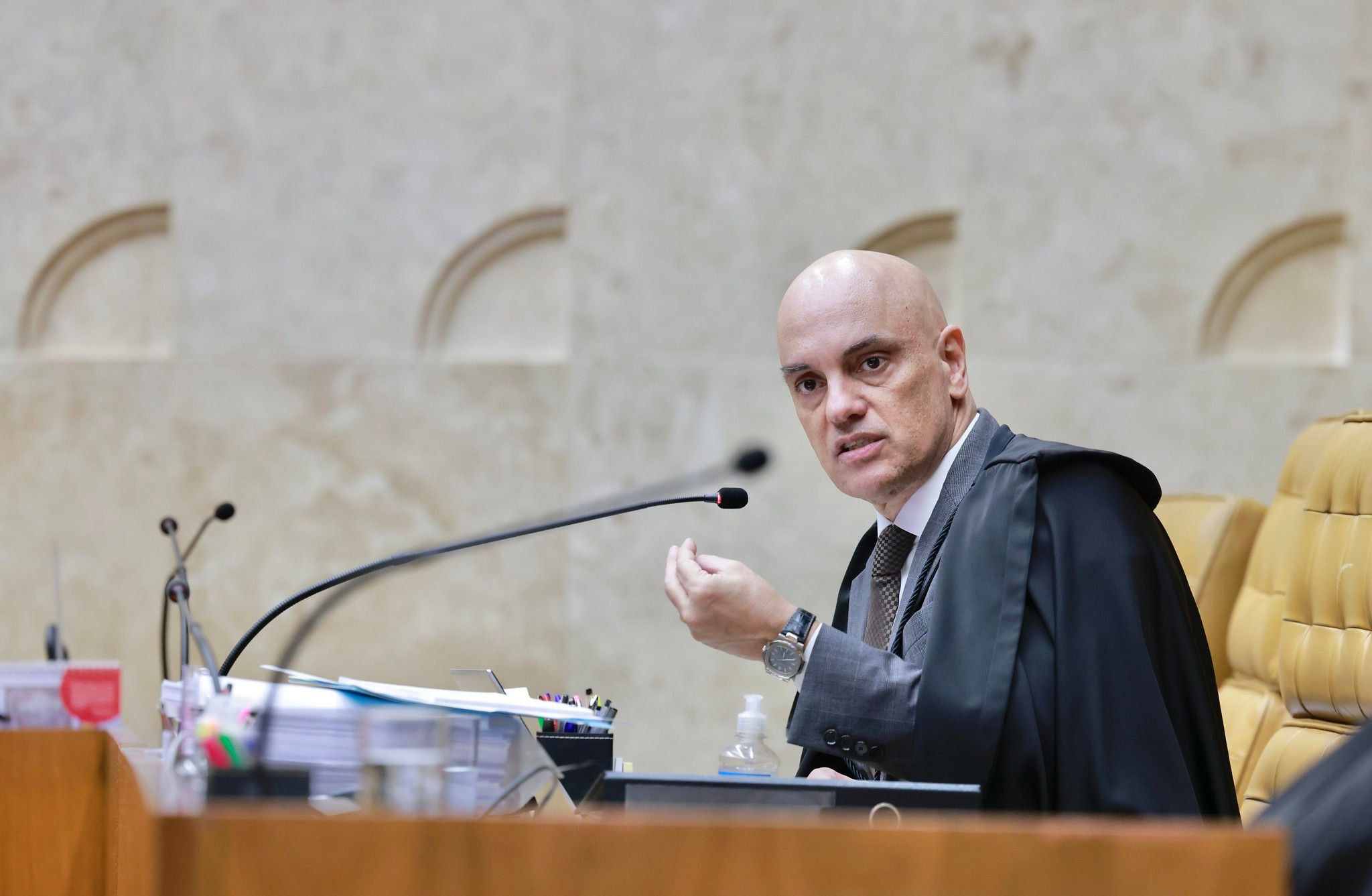 A intimação foi registrada no sistema de Justiça dos Estados Unidos poucas horas antes de Donald Trump declarar apoio ao ex-presidente Jair Bolsonaro (PL).