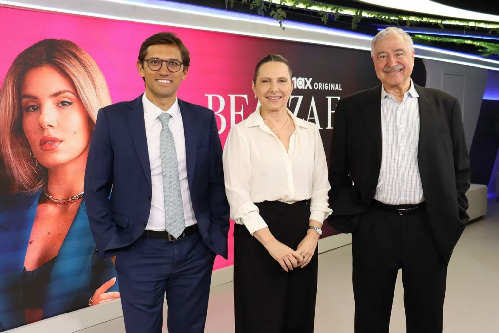 Rodolfo Schneider, Mônica Pimentel e João Saad no estúdio do Jornal da Band