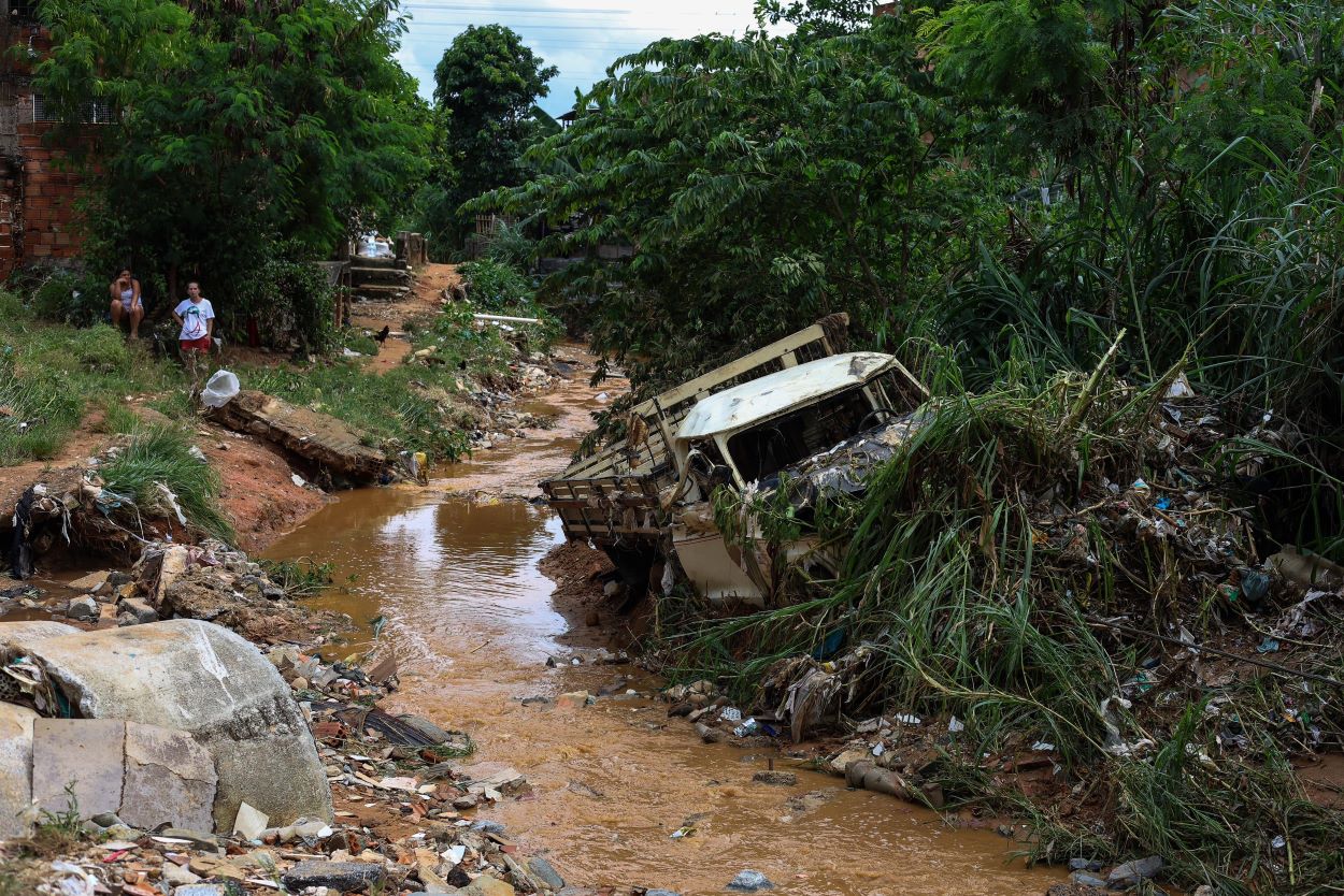 Inundação causa estragos em imóveis no Conjunto Palmital, em Santa Luzia 