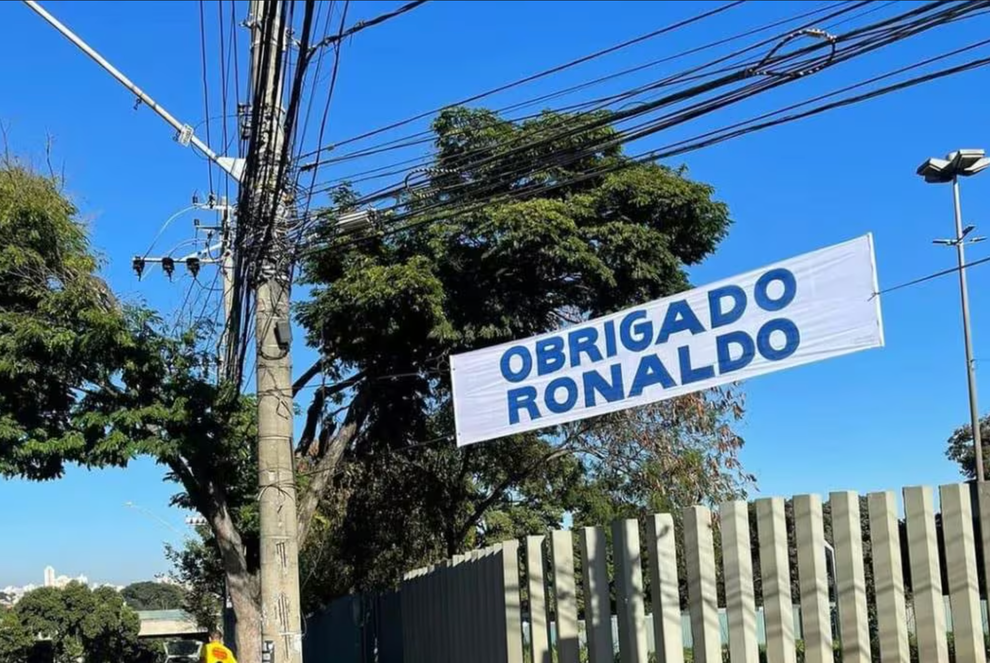 Faixa nos arredores do Mineirão diz "Obrigado Ronaldo" 