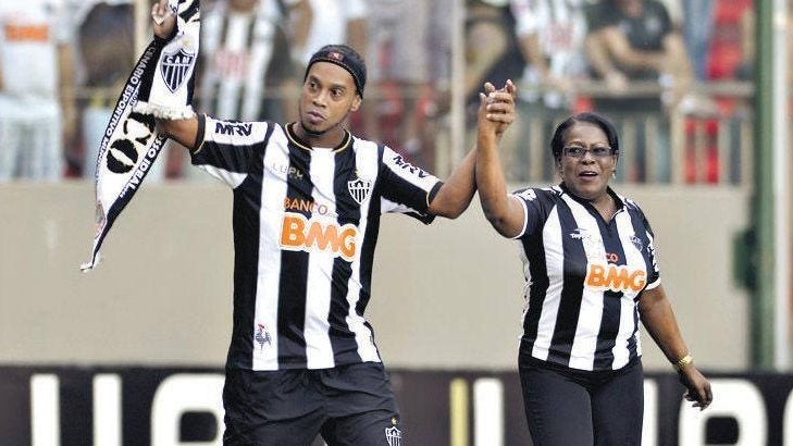 Ronaldinho Gaúcho entrou em campo com dona Miguelina no Dia das Mães