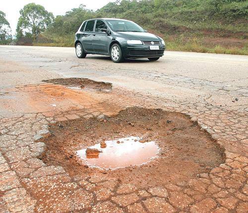 Buracos Pista sem mureta central e conservação deficiente aumentam riscos de acidentes na 040