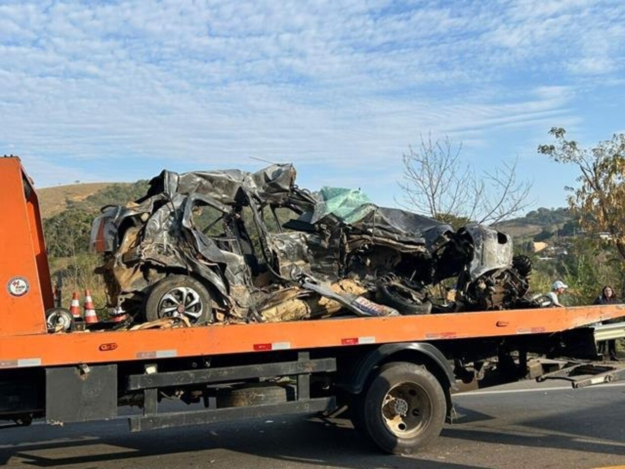 Casal morre ao bater carro em caminhão na BR-116
