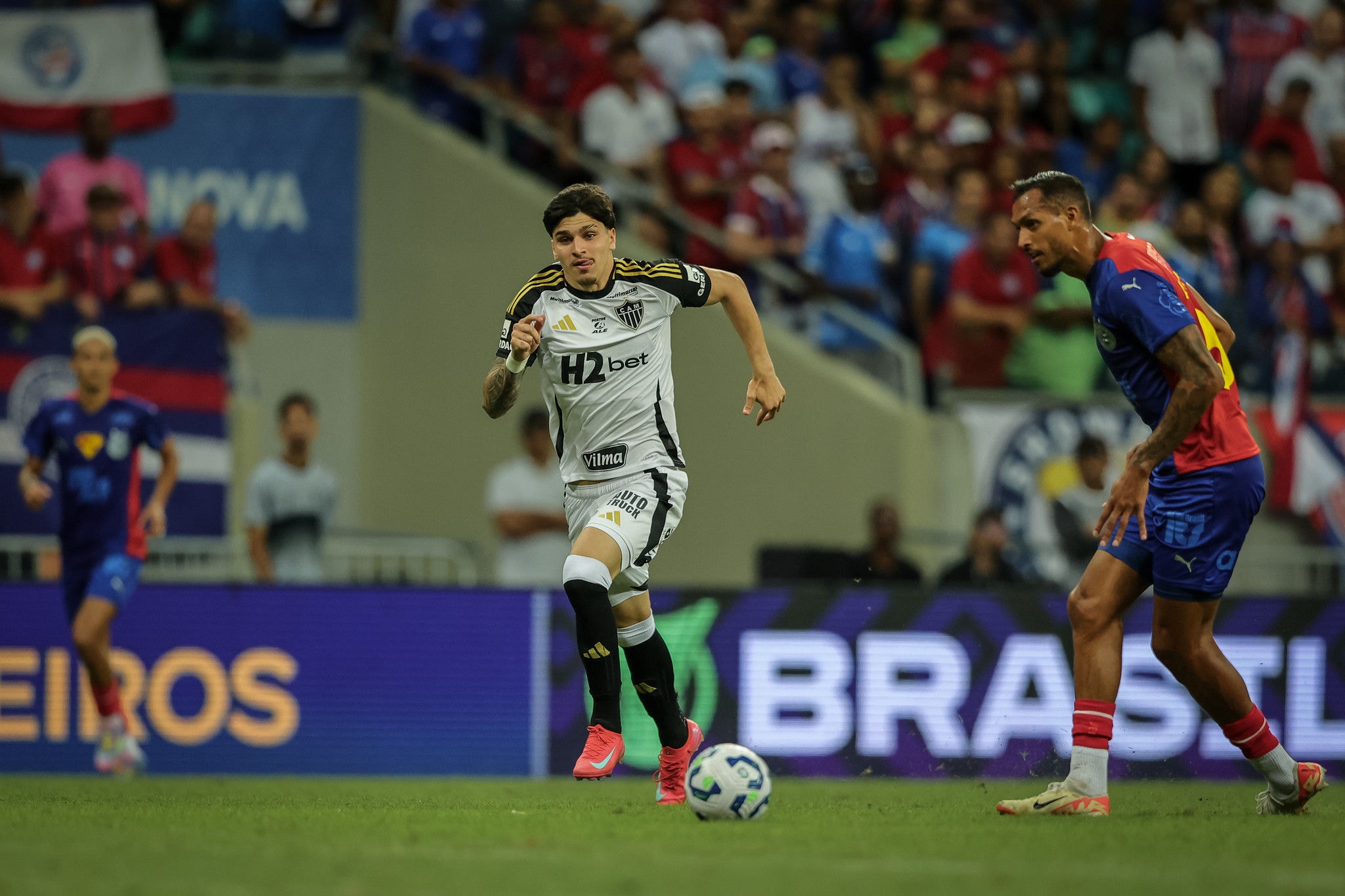 Isaac em ação pelo Galo contra o Bahia