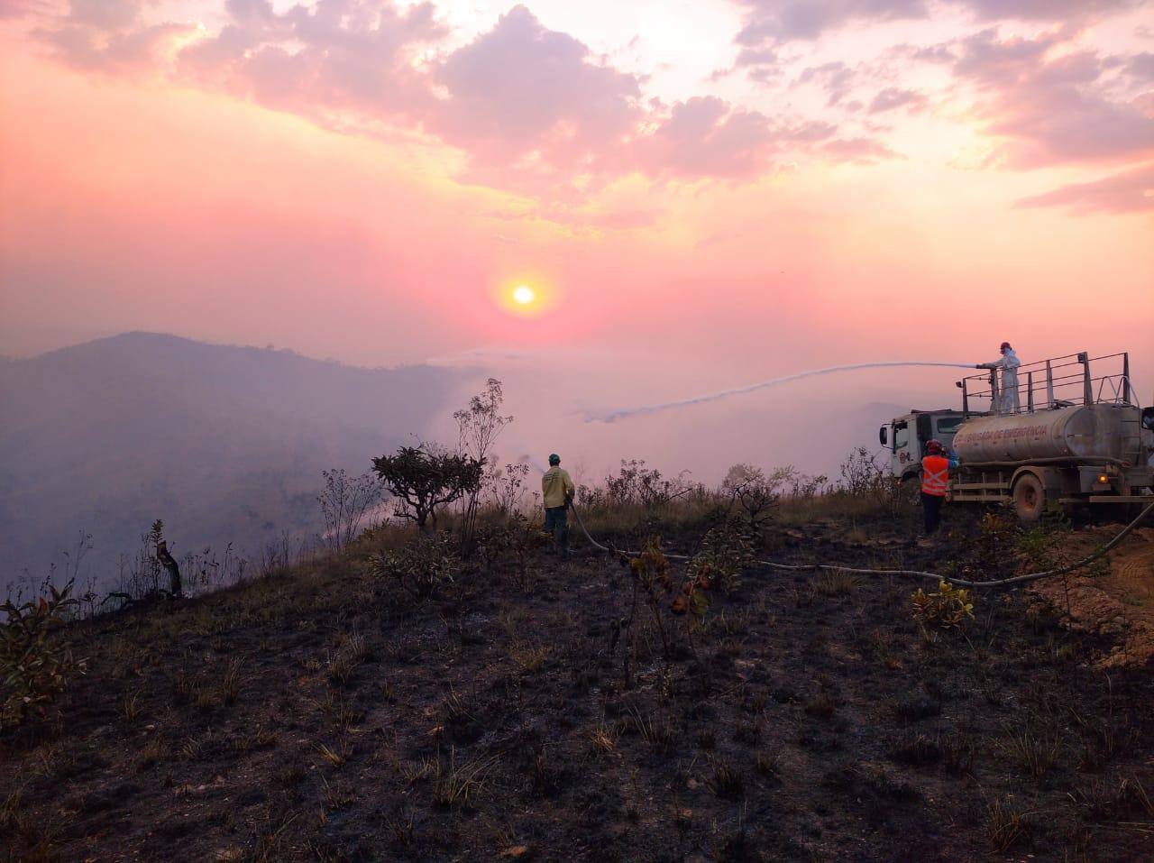 Gruta Rei do Mato arde em chamas a três dias