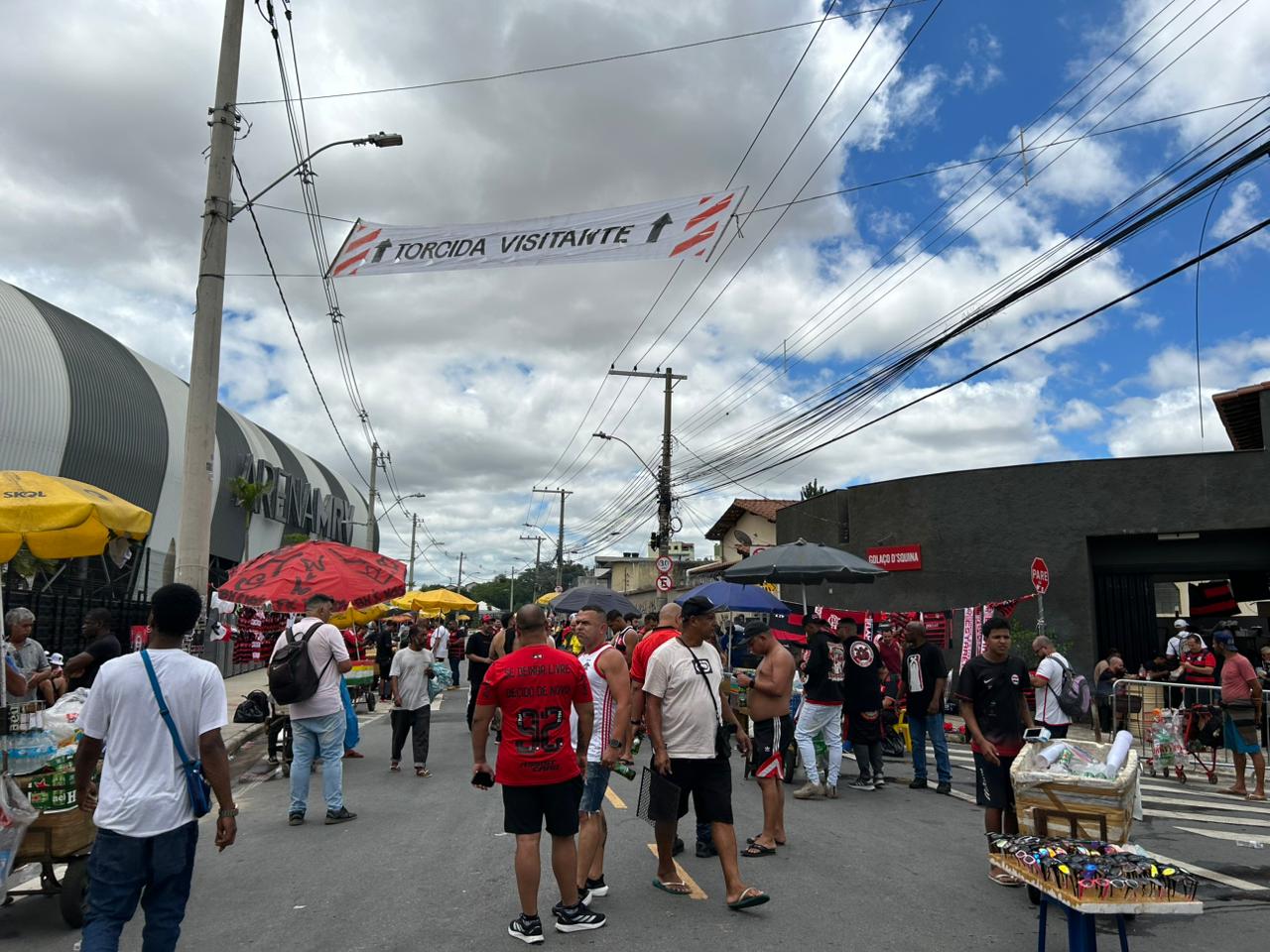 Torcedores se concentram no entorno da Arena MRV