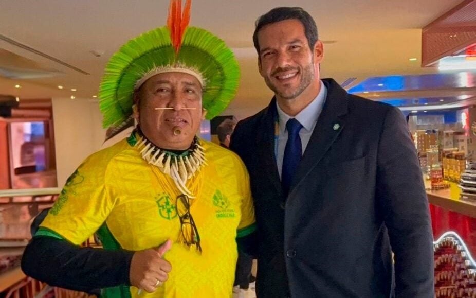 Indígena Uvilson Candido, da etnia Terena, ao lado de Samir Xaud, presidente da CBF, em evento da Taça dos Povos Indígenas (Foto: Divulgação)