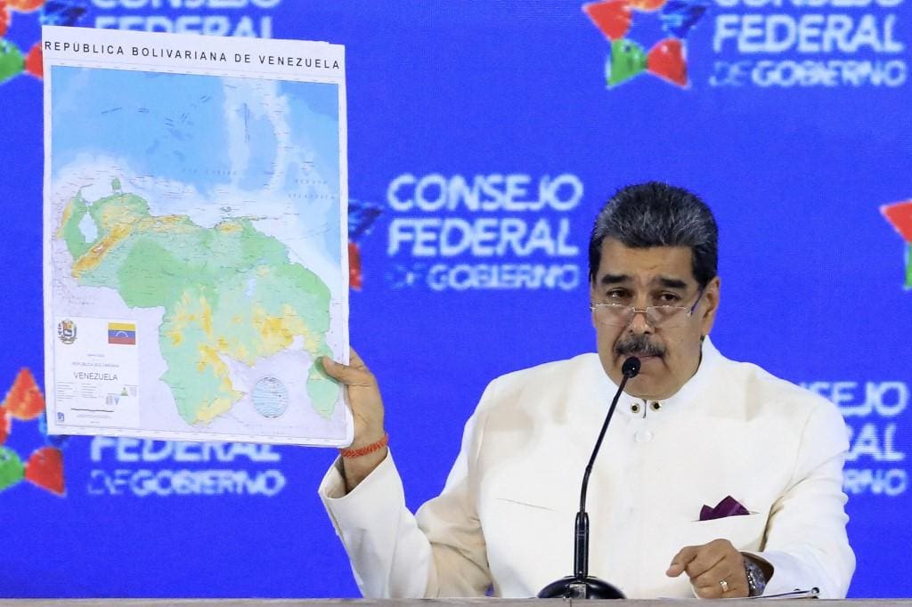 Nicolás Maduro mostra um novo mapa da Venezuela, que inclui a Guiana Essequiba como parte do território; ele mandou publicar e divulgar nas escolas e universidades