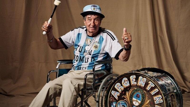 El Tula e seu folclórico bumbo, com que acompanhou a seleção argentina em 13 Copas do Mundo
