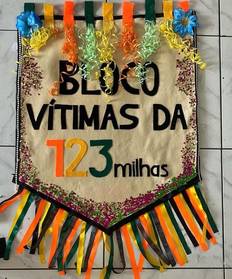 Estandarte de suposto "Bloco Vítimas da 123milhas"
