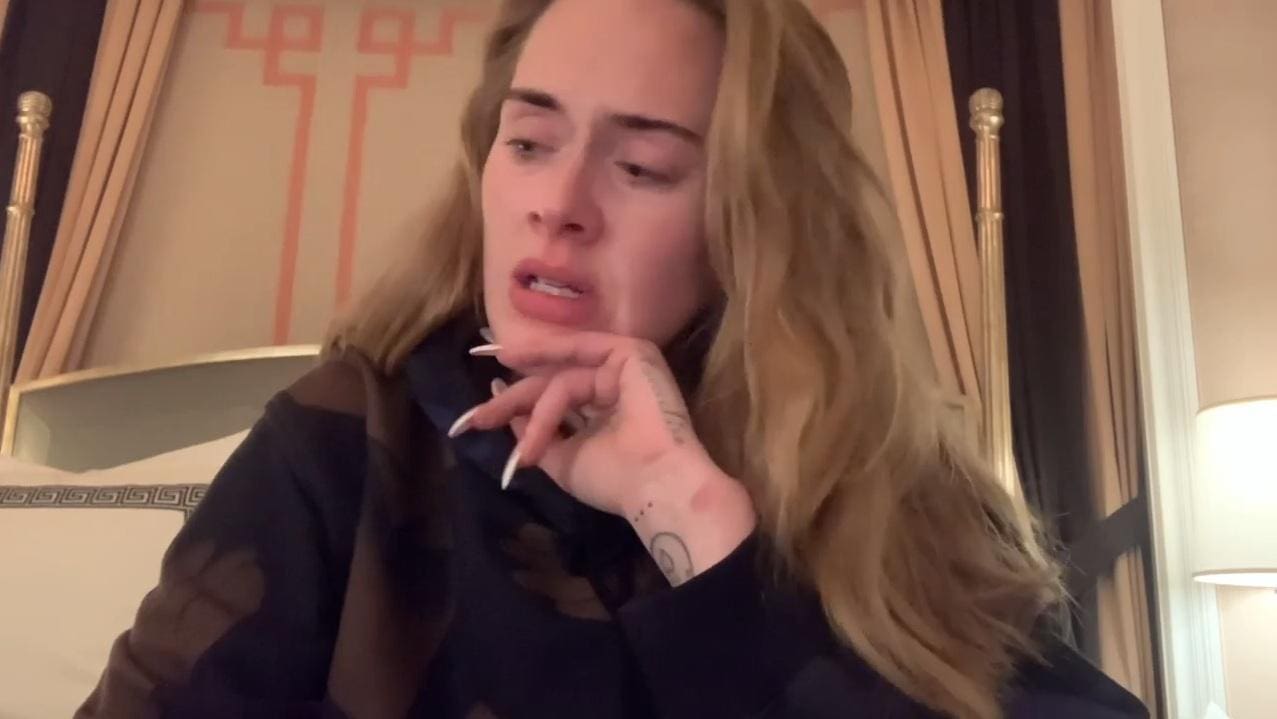 Adele chora ao cancelar shows