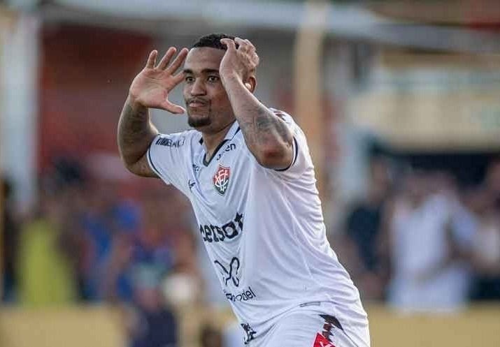 Alerrandro lamenta chance desperdiçada durante partida do Vitória