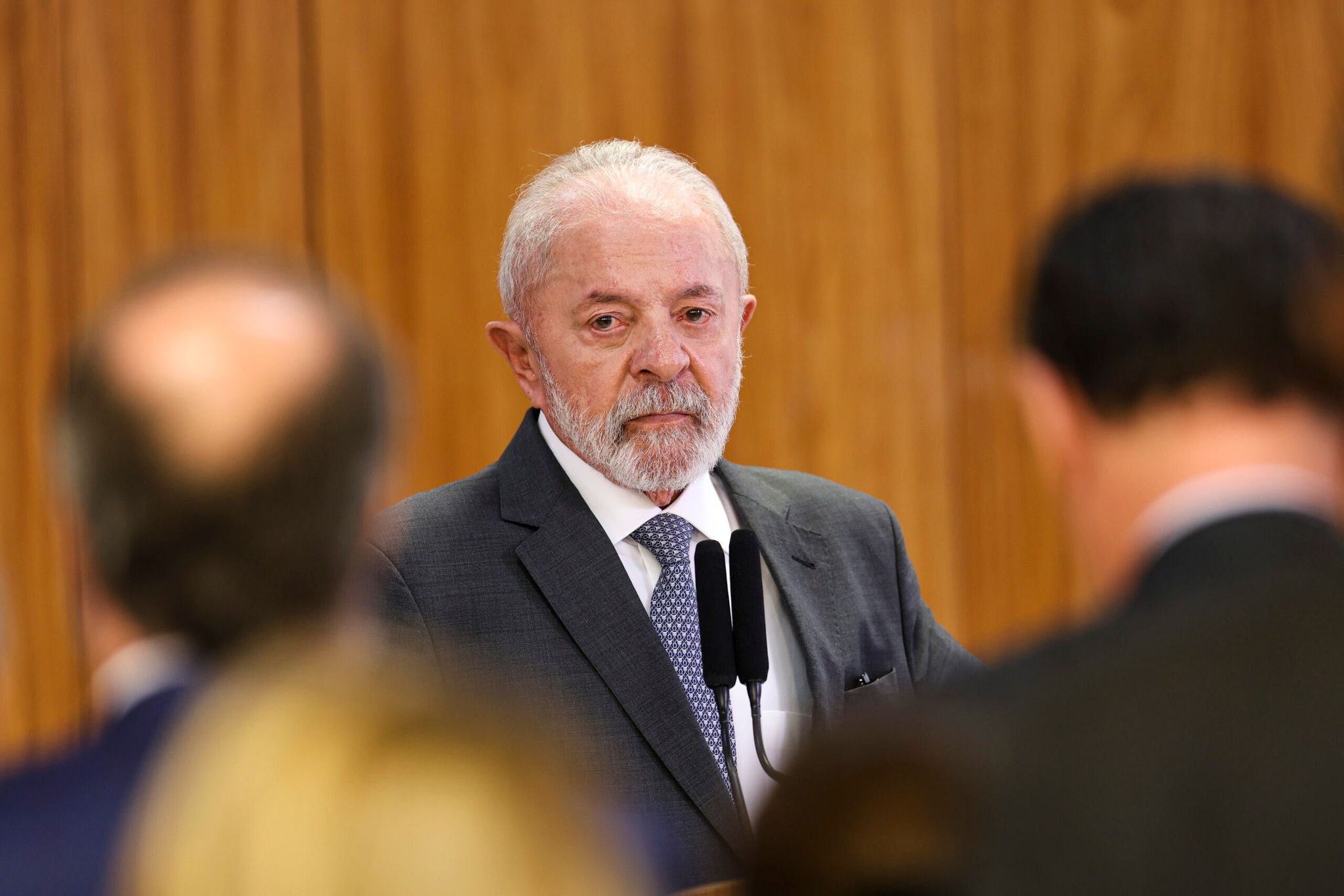 'The Economist' diz que Lula perdeu influência no exterior e está cada vez menos popular no Brasil