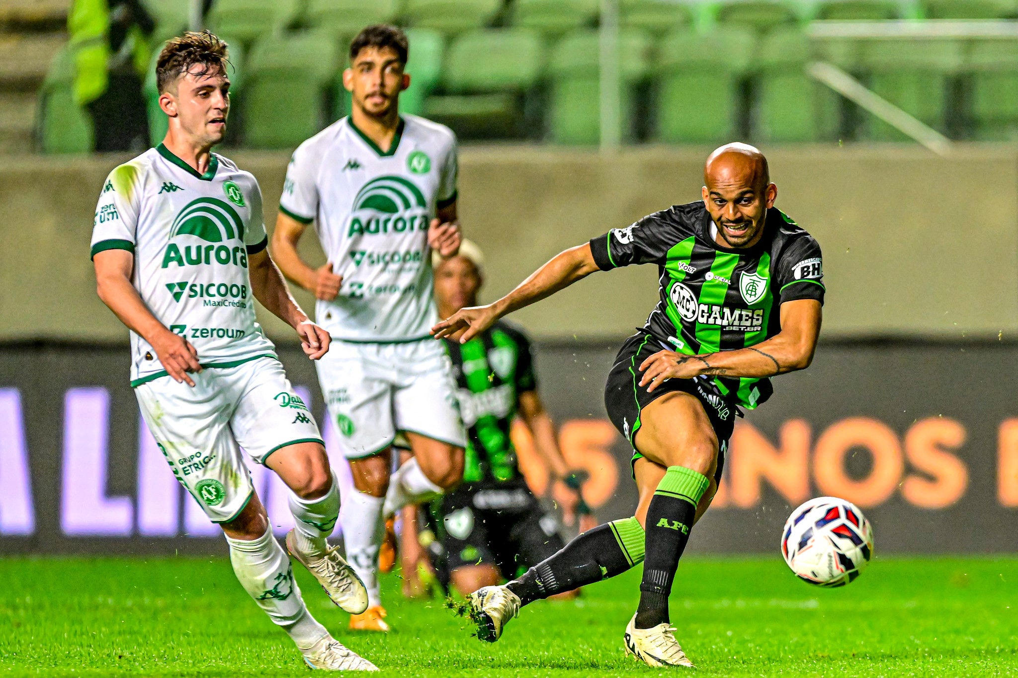 Recém-chegado ao clube, atacante Héber ainda não balançou as redes