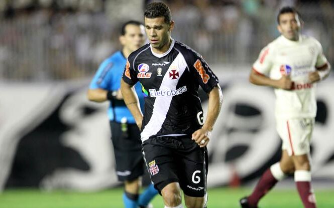 Nilton em campo pelo Vasco (Foto: Divulgação\Vasco)