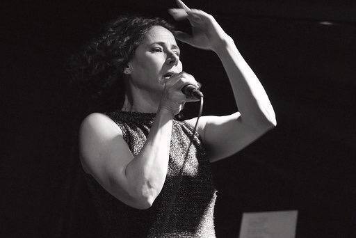 A cantora mineira Sonia Andrade se apresenta nesta sexta (20), às 21h, na Casa Outono Café & Cultura, no Carmo