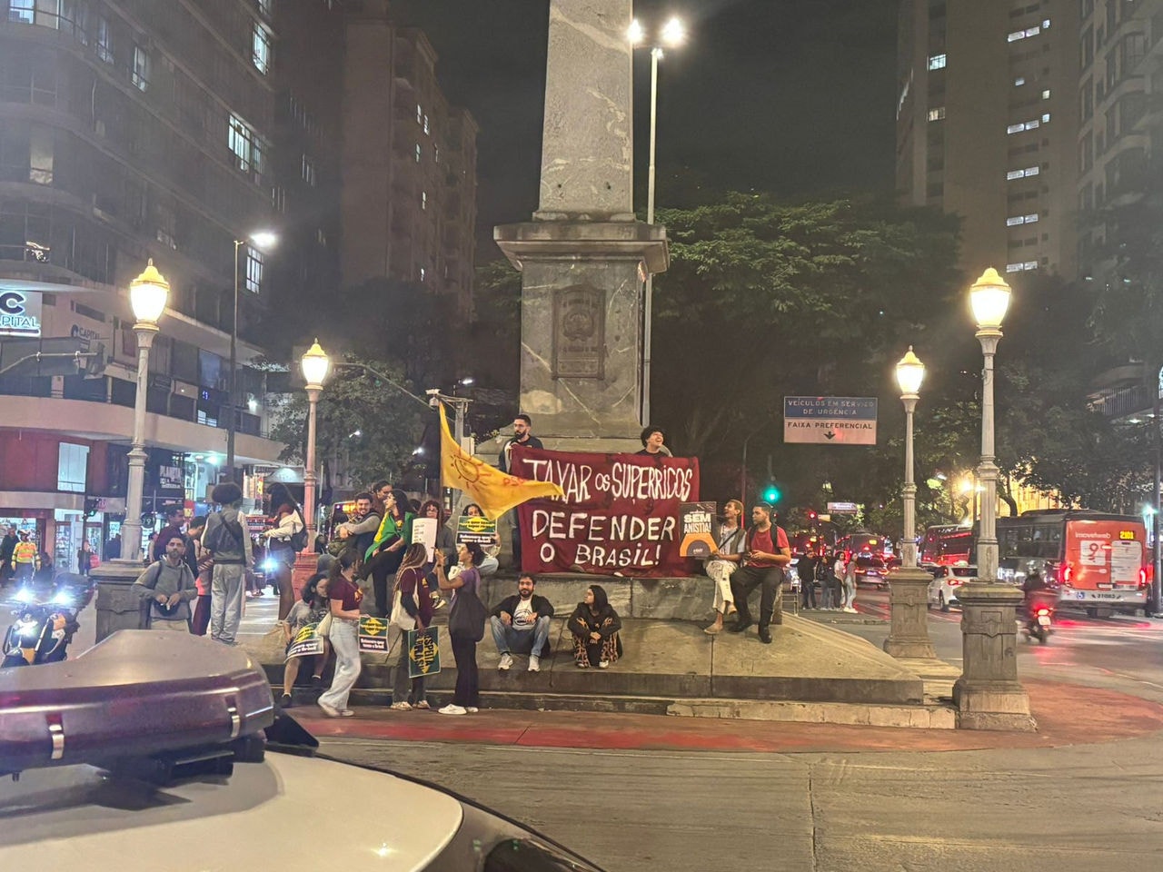 Manifestantes da esquerda ocuparam um quarteirão na Praça Sete, no Centro de BH, na tarde desta quinta-feira (10/7)