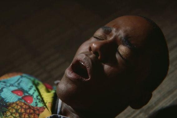 Na série britânica Sex Education, de 2019, produzida pela gigante de streaming Netflix, Eric Effiong, interpretado pelo ator Ncuti Gatwa, recebe sexo oral de um personagem inesperado