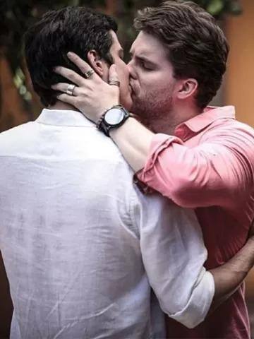 Beijo de Felix e Niko em 'Amor à Vida' foi o primeiro das novelas brasileiras