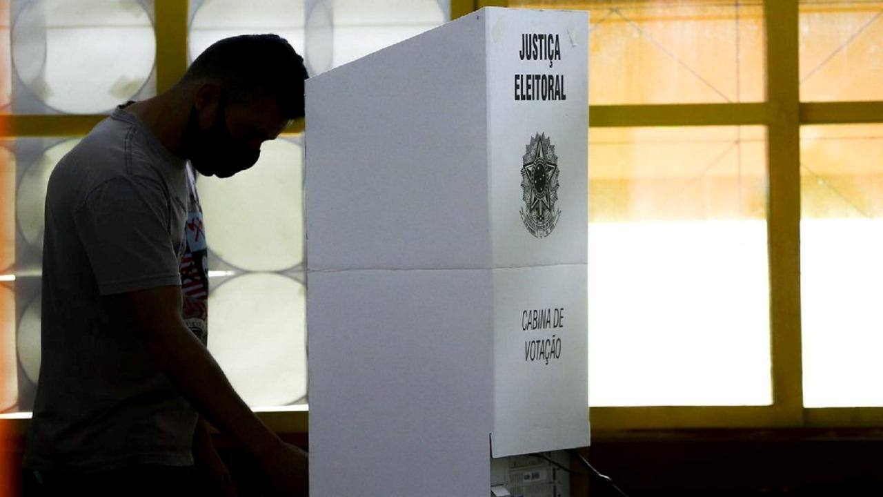 As pesquisas de opinião calculam que ambos os polos não passam de 30% do eleitorado