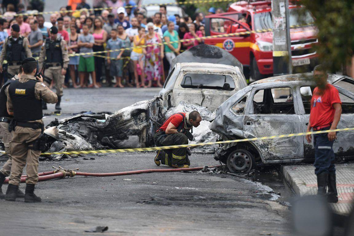 Um aviao de pequeno porte , prefixo PR - ETJ , caiu , na manha desta segunda - feira ( 21 ) , na esquina das ruas Minerva com Belmiro Braga , no bairro Cai ara , na Regiao Noroeste de Belo Horizonte MG