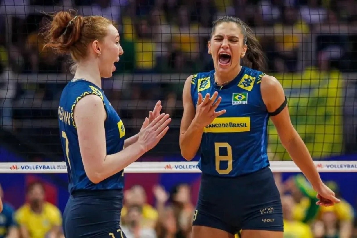 Jogadoras da seleção brasileira feminina de vôlei comemoram ponto durante a vitória sobre a Bulgária  (Foto: FIVB/Divulgação)
