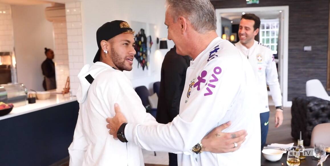 Neymar é recepcionado pelo técnico Tite, que ainda hoje deverá comandar o primeiro treino da seleção em Londres